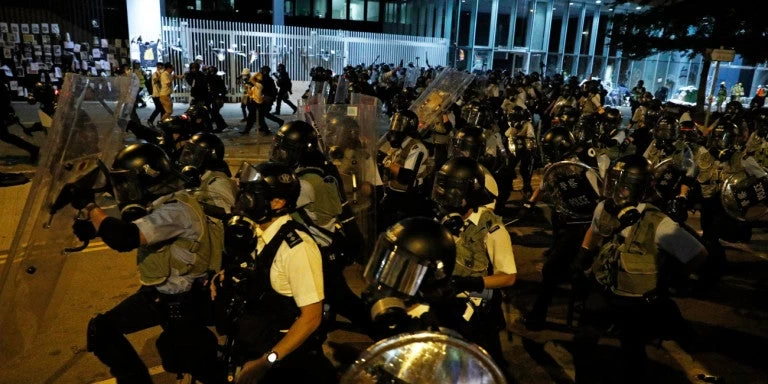 Χονγκ Κονγκ: Η αστυνομία πήρε τον έλεγχο της Βουλής – Βίαια επεισόδια εντός του κτιρίου (βίντεο)